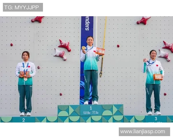 成都攀岩队包夹战术解析与应用探讨