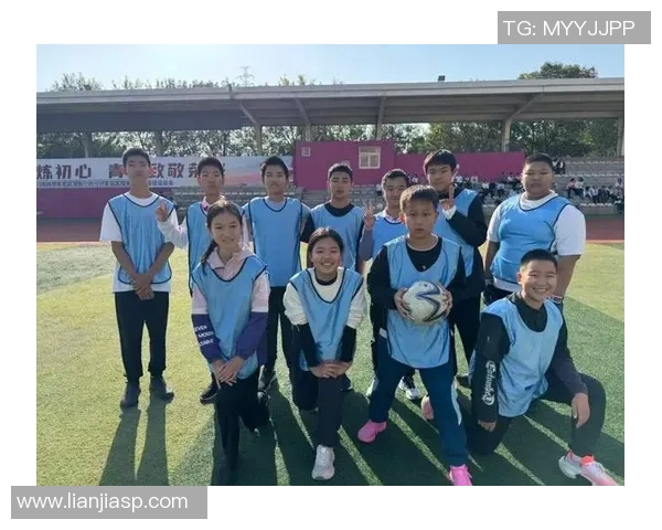 足球明星与萌娃的温馨时刻共同见证梦想与成长的美好瞬间